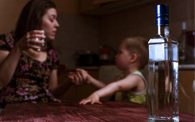 Пристрастие к алкоголю родитьелей имеет негативное влияние на ребенка - Угодие